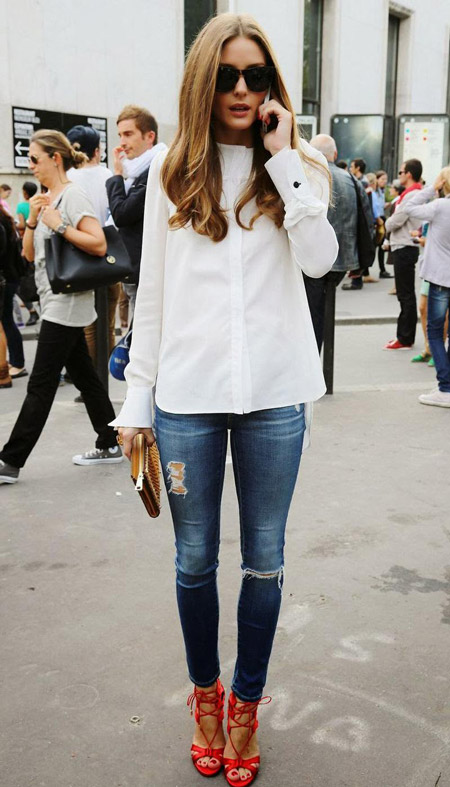 Оливия Палермо в джинсах скинни, белой блузе и красных босоножках