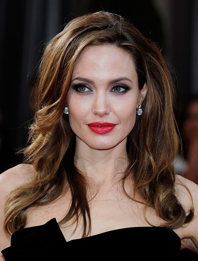 Дива стиля: как поменялся стиль Анджелины Джоли за последних 19 лет