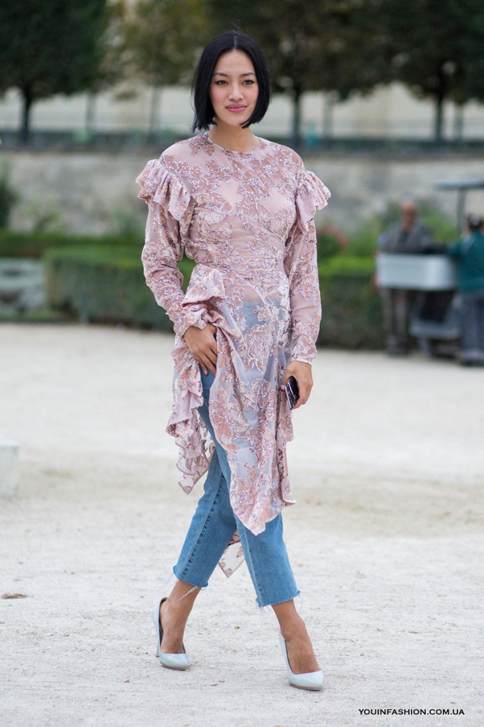 Цветочное платье с джинсами — модное сочетание сезона