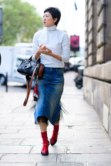 Девушка в джинсовой юке, серая водолазки и красные носки