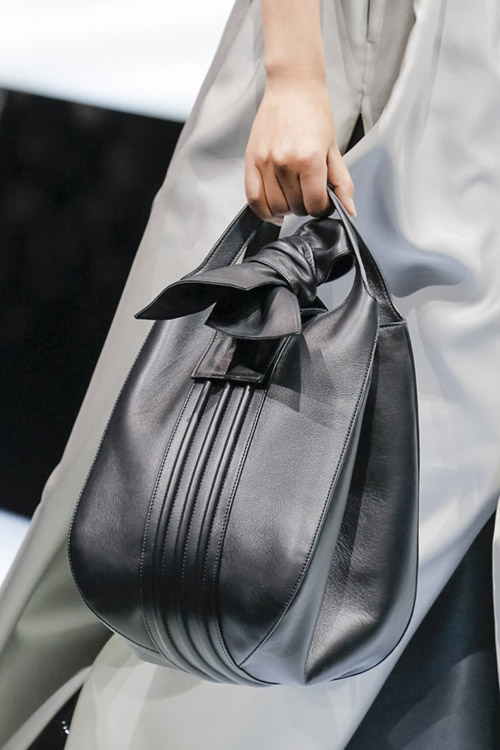 Девушка с черной сумкой-мешок от giorgio armani сезон осень 2017 - зима 2018