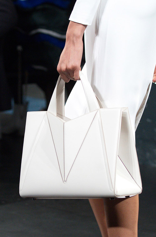 Девушка с белой сумкой в геометрическом стиле от cushnie et ochs сезон осень 2017 - зима 2018