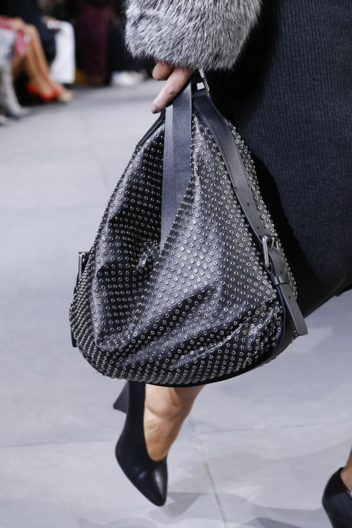 Черная сумка мешок с фурнитурой от michael kors сезон осень 2017 - зима 2018