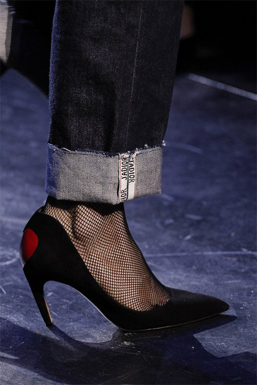 Туфли с изогнутым каблуком от Christian Dior из коллекции осень 2017 / зима 2018