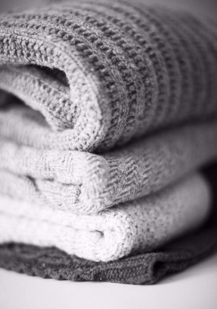 Как быть яркой в сером: 13 стильных образов со свитером