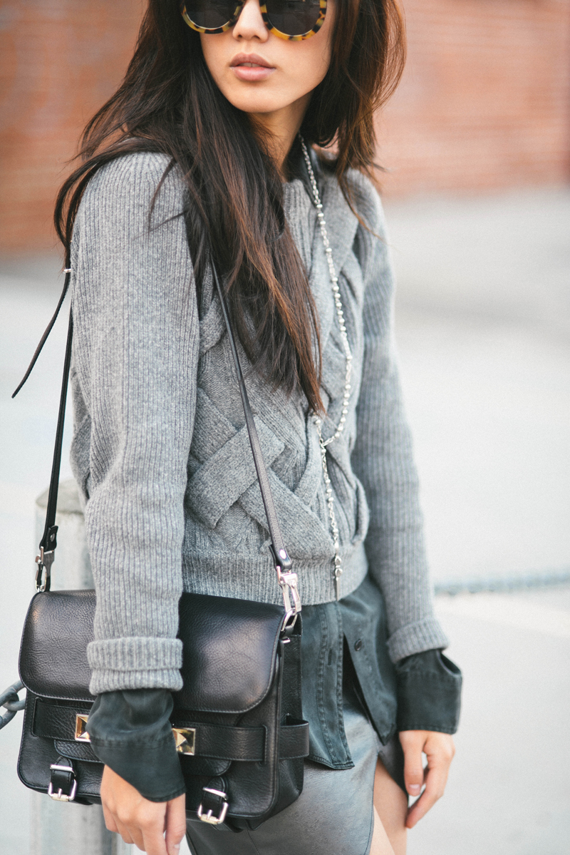 С чем носить свитер в цвете Neutral Gray: 8 трендовых образов