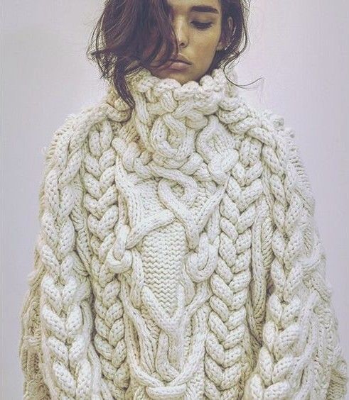 Уютные вязаные свитера: 5 трендов, как и с чем носить этой зимой