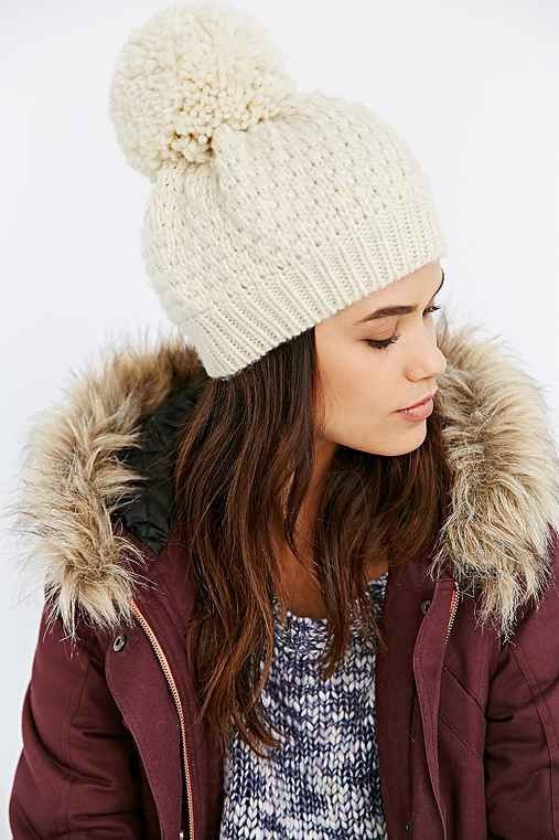 Немного дерзости: 8 идей, как стильно носить шапку этой зимой