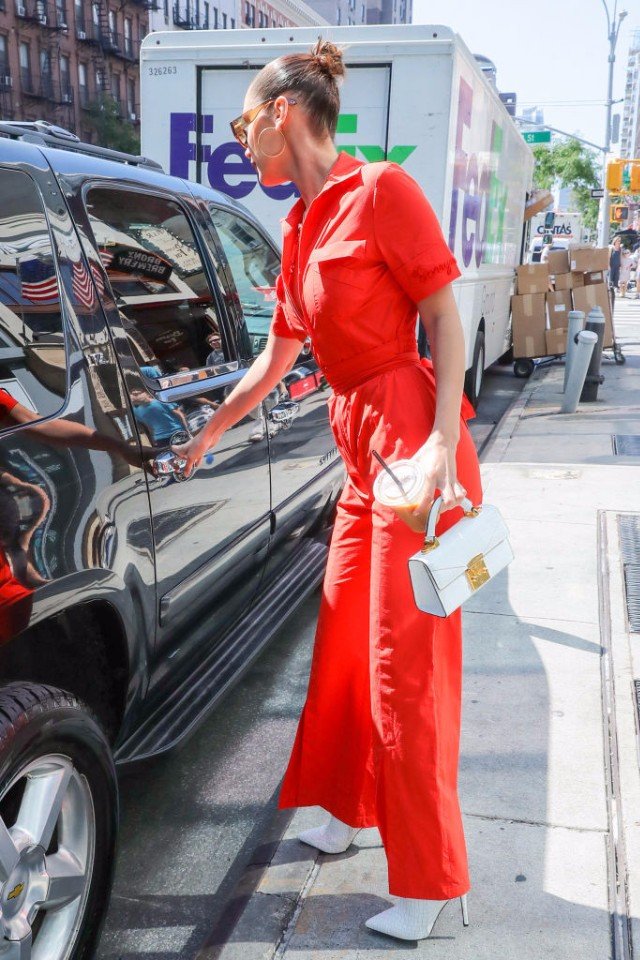 Никто не носит красный эффектнее, чем Бэлла Хадид: 10 лучших образов