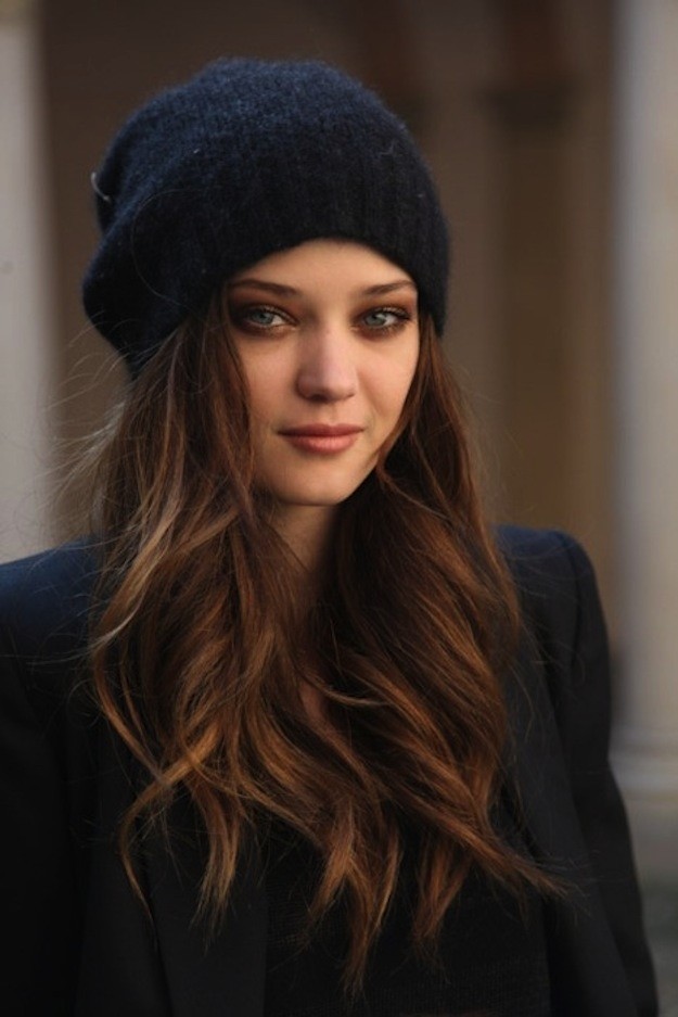 Как уложить волосы стильно и красиво под шапочку бини: 10 модных идей