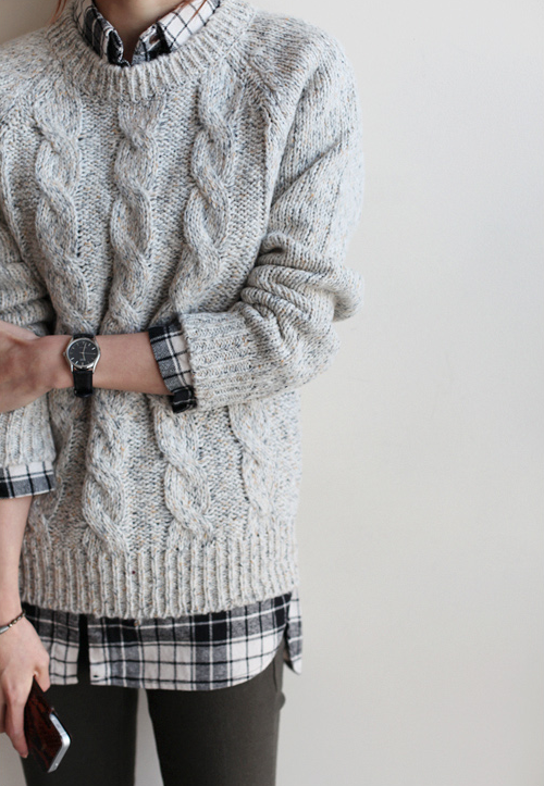 Как быть яркой в сером: 13 стильных образов со свитером