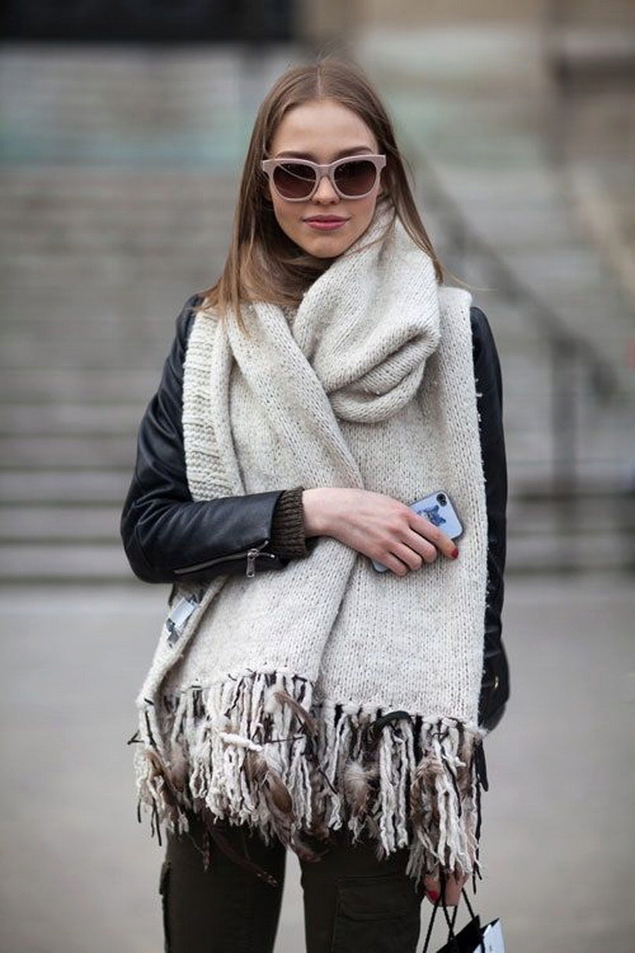 Стильный аксессуар: 6 модных способов, как носить объемный шарф