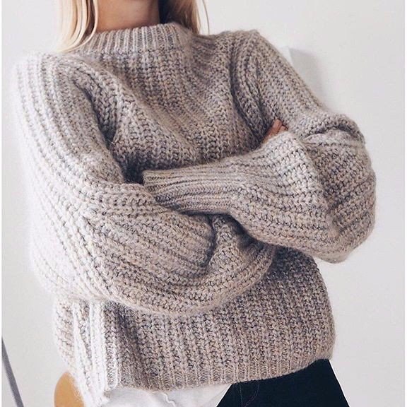 Красота, стиль и комфорт: 15 модных свитеров на холодное время