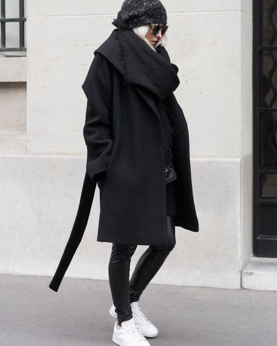 Элегантный черный: 8 осенних образов с пальто на любой вкус