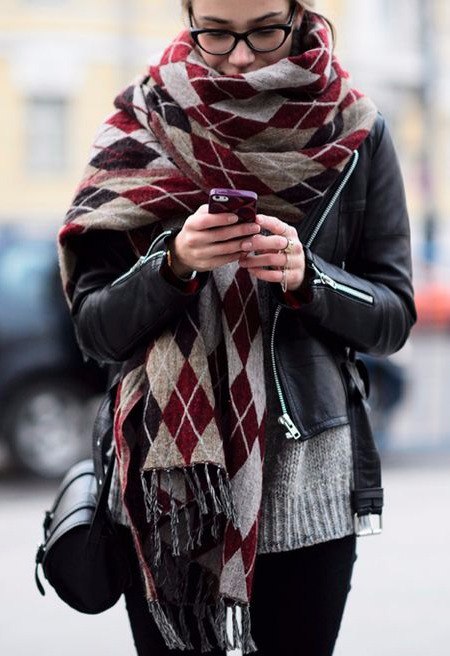 Объемный шарф: 8 образов с главным аксессуаром холодного сезона