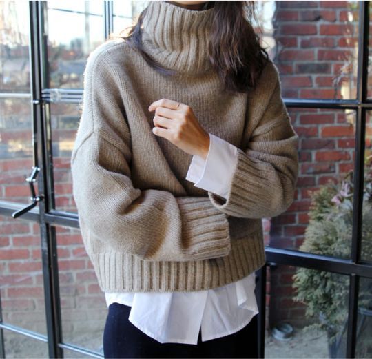 Красота, стиль и комфорт: 15 модных свитеров на холодное время
