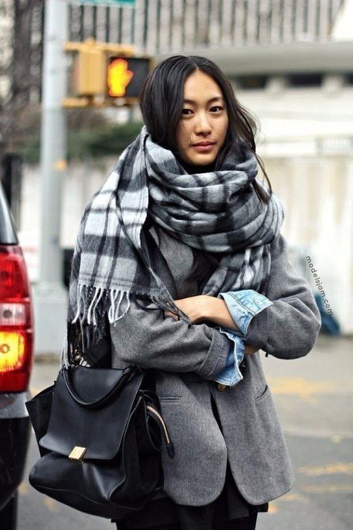 Стильный аксессуар: 6 модных способов, как носить объемный шарф