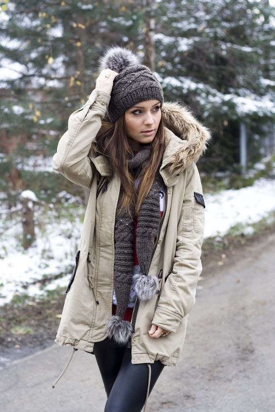 Немного дерзости: 8 идей, как стильно носить шапку этой зимой