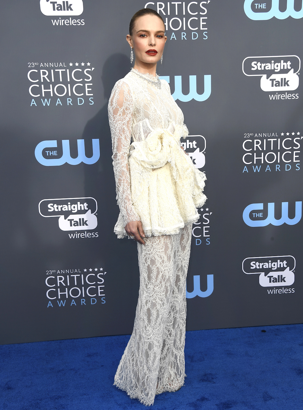 Вся в белом: А. Джоли блеснула эффектным нарядом на Critics' Choice Awards