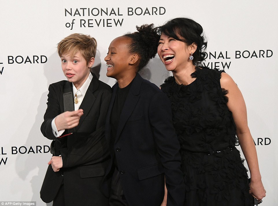 Семейка в черном: Анжелина Джоли с детьми на премии NBR Awards-2018