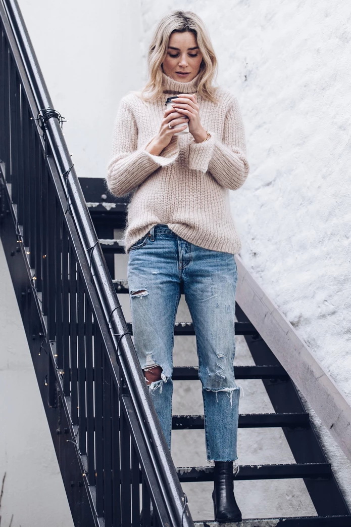 Тепло и стильно: 6 модных образов со свитерами