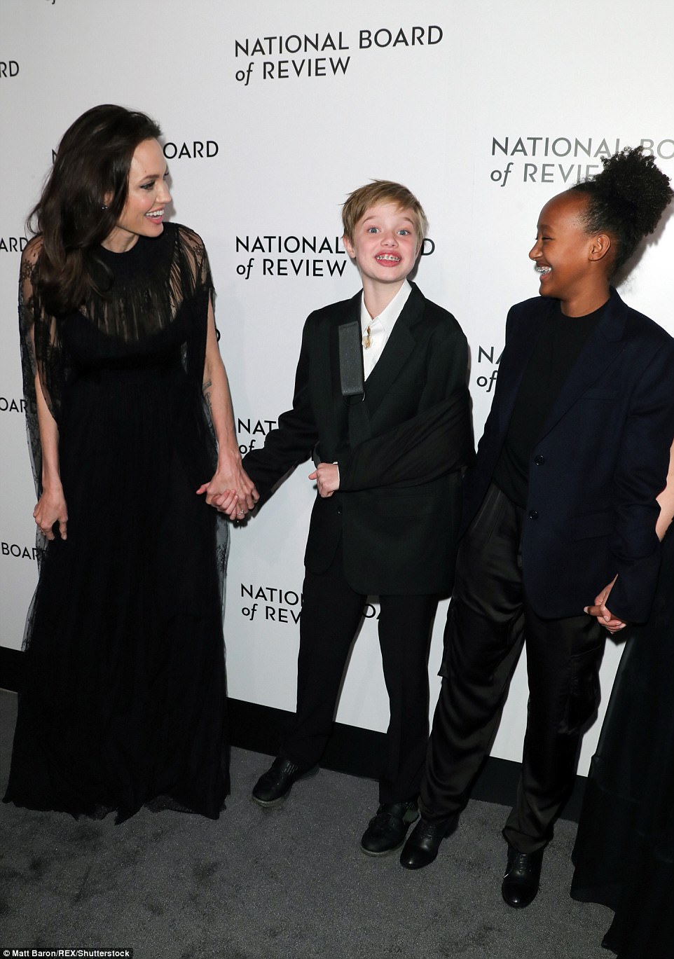 Семейка в черном: Анжелина Джоли с детьми на премии NBR Awards-2018