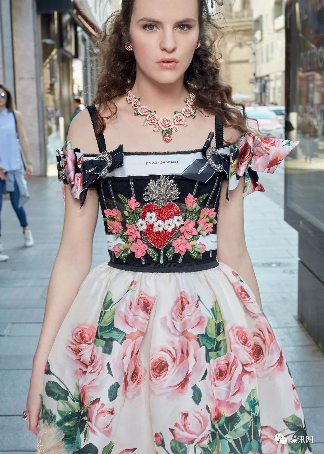 Коллекция Dolce Gabbana SS 2018: любовь, сердца и много цветов