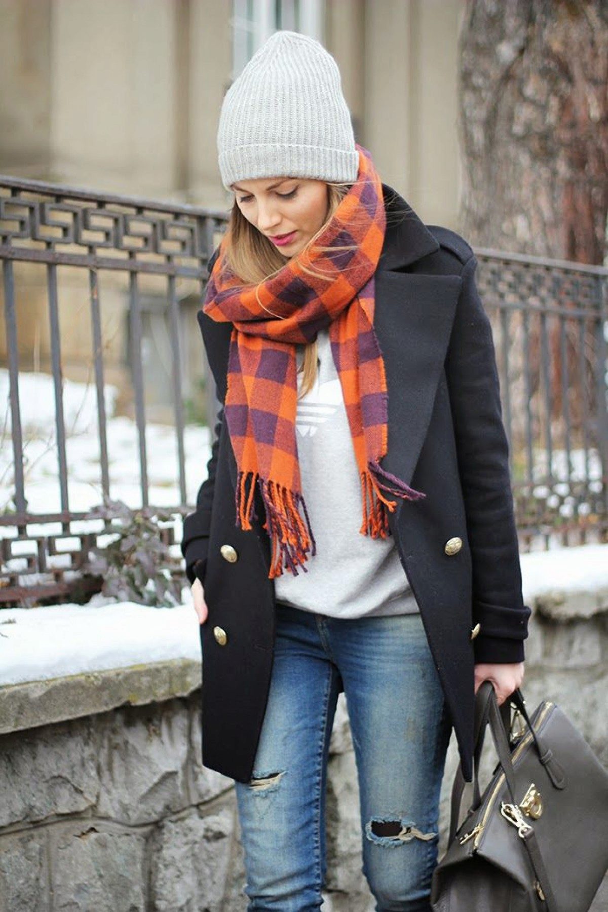 Мой теплый друг: 6 стильных способов носить обьемные шарфы