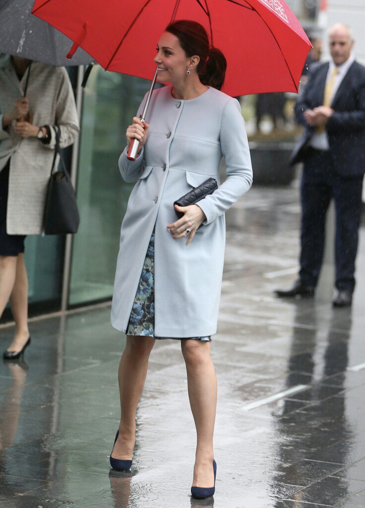 Кейт Миддлтон в голубом платье украсила дождливый день в Лондоне