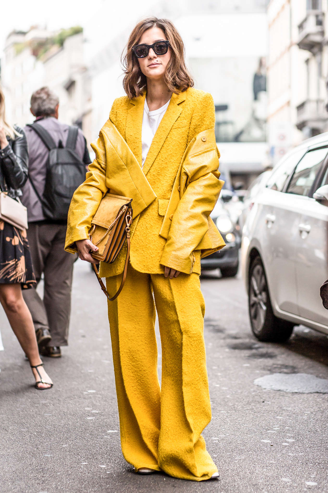 Желтый снова в тренде: 5 примеров, как носить модный цвет зимой