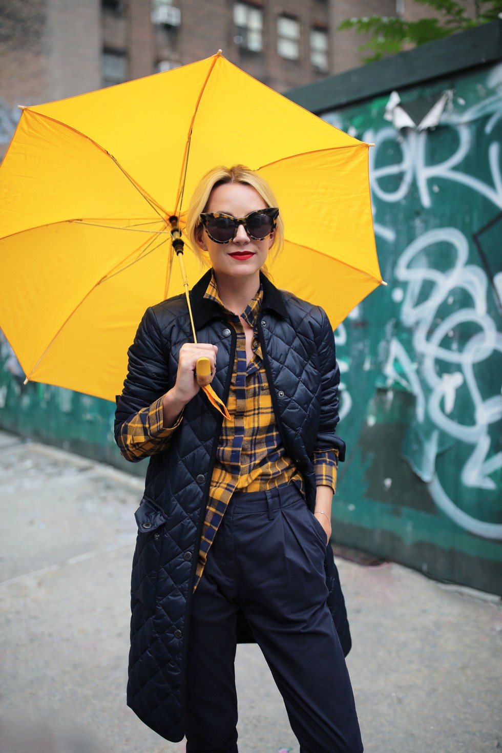 Желтый снова в тренде: 5 примеров, как носить модный цвет зимой