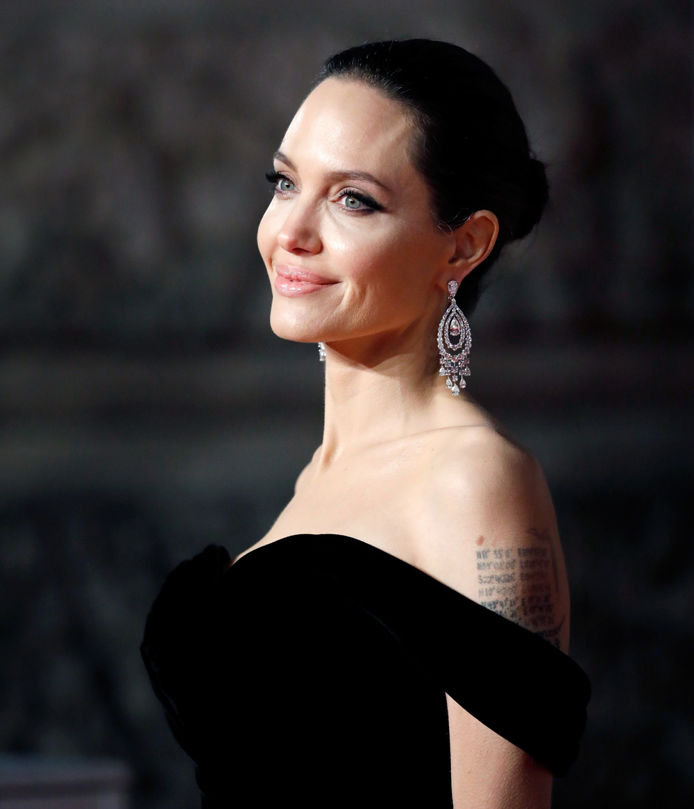 Не опять, а снова: Анжелина Джоли в королевском черном бархате на BAFTA 2018