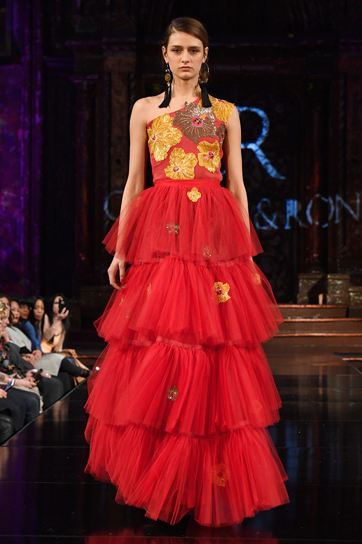Бессмертный тренд: 25 платьев с недели моды, которые вывели красный на новый уровень