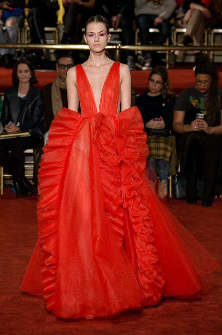 Бессмертный тренд: 25 платьев с недели моды, которые вывели красный на новый уровень