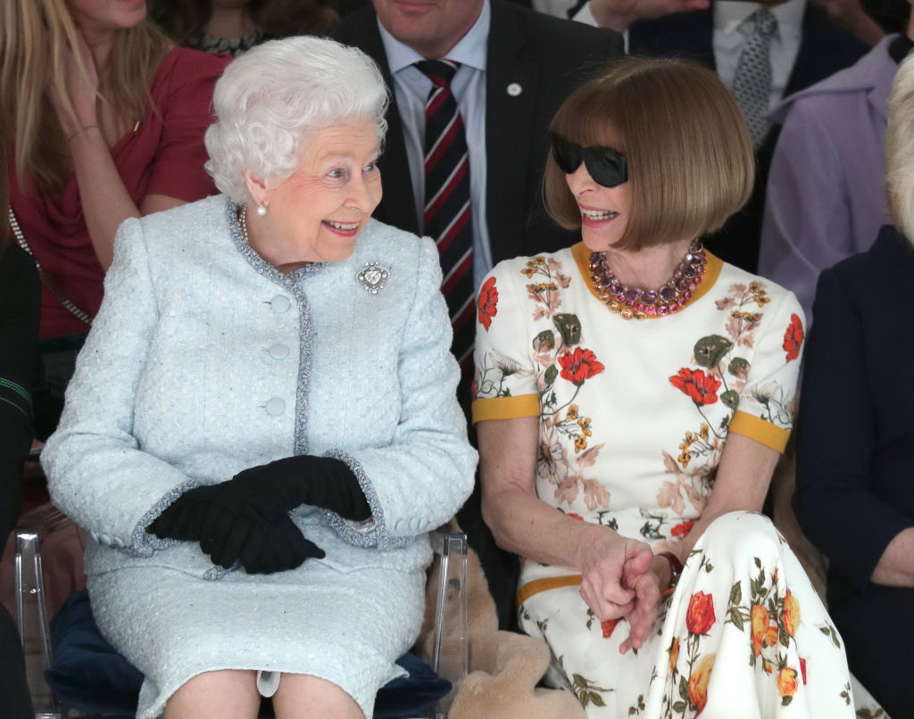 Еще в строю: неожиданный визит королевы Елизаветы II на модном показе