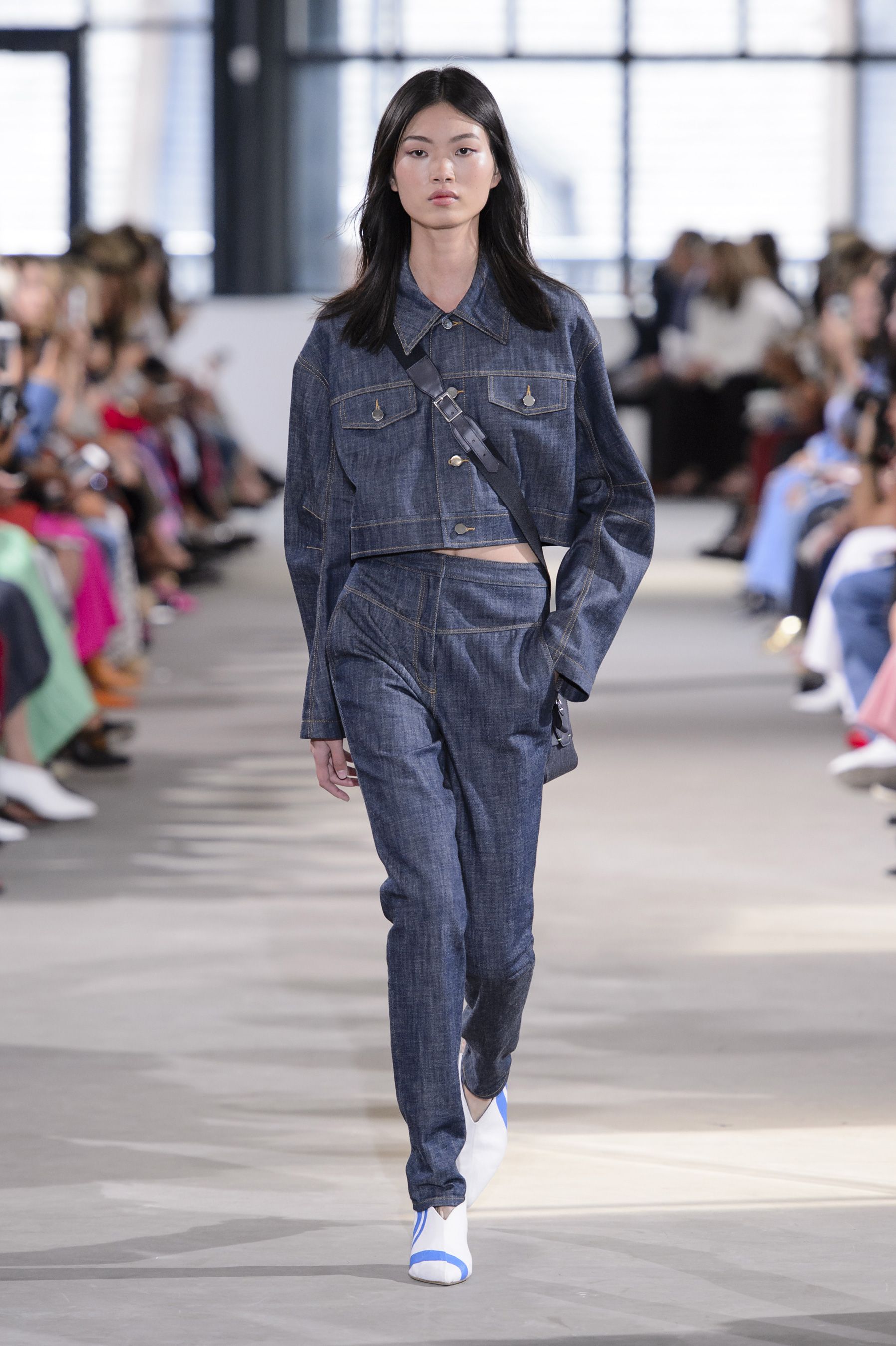 Приглушенно синий и грязный ультрафиолет: джинсовая мода 2018