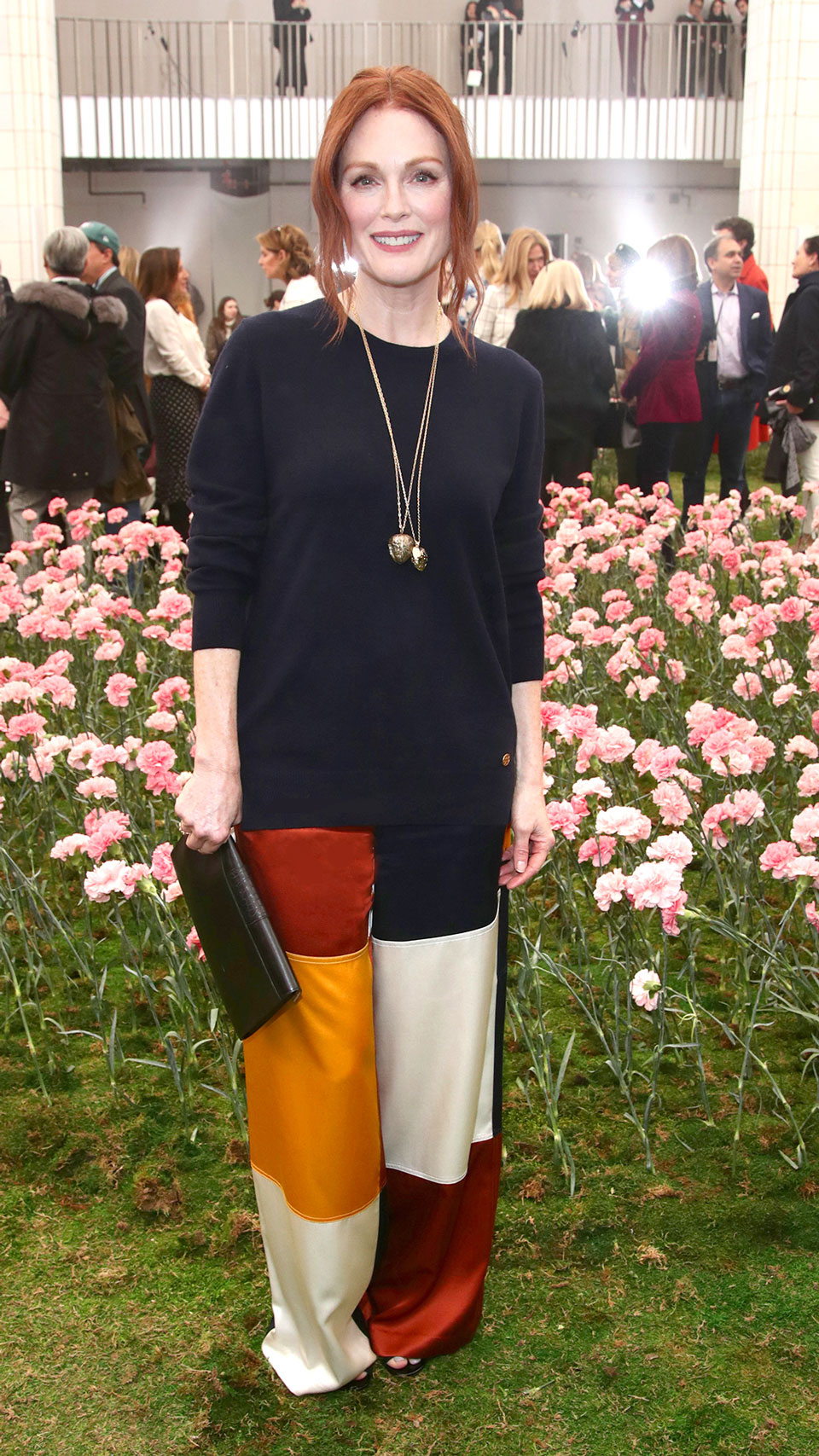 Неделя моды в NY: Джулиана Мур и Сиенна Миллер доказали, что атлас — это красиво
