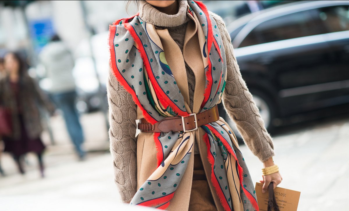 Гениальный способ — носить шарф этой весной: 10 стильных примеров