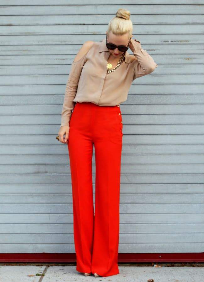 Что носить с красными брюками женщине