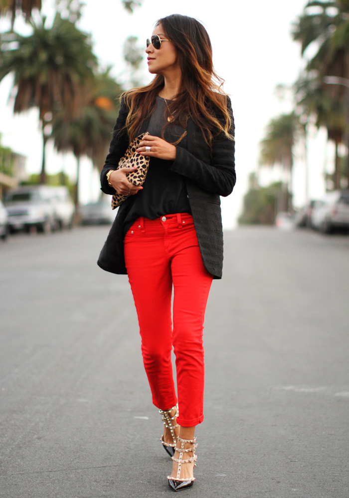 Девушка в красном: 5 советов, с чем и как носить красные брюки 