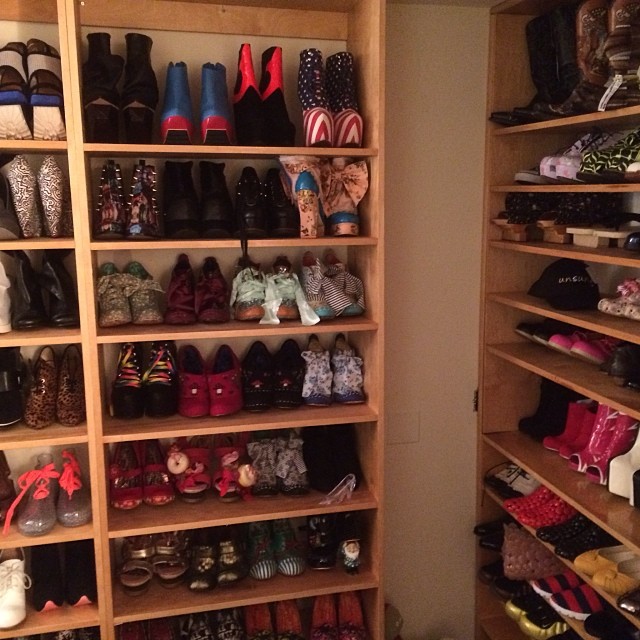 Вы должны увидеть эти 17 невероятных пар обуви, которые прячутся в шкафу Вупи Голдберг