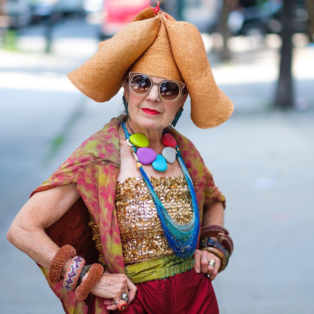 67-летняя бабуля создает эпатажные шляпки, о которых уже говорят во всем мире