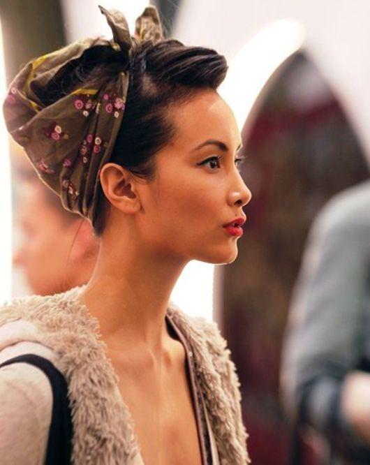 Шейный платок как оригинальный аксессуар для волос: 11 ярких образов