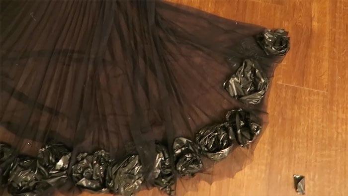 Девушка сшила выпускное платье из мусорных пакетов — и получилось красиво!