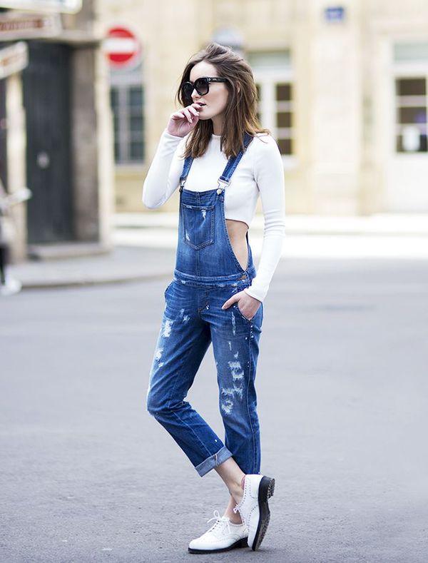 С чем носить джинсовый комбинезон: 9 безумно стильных примеров