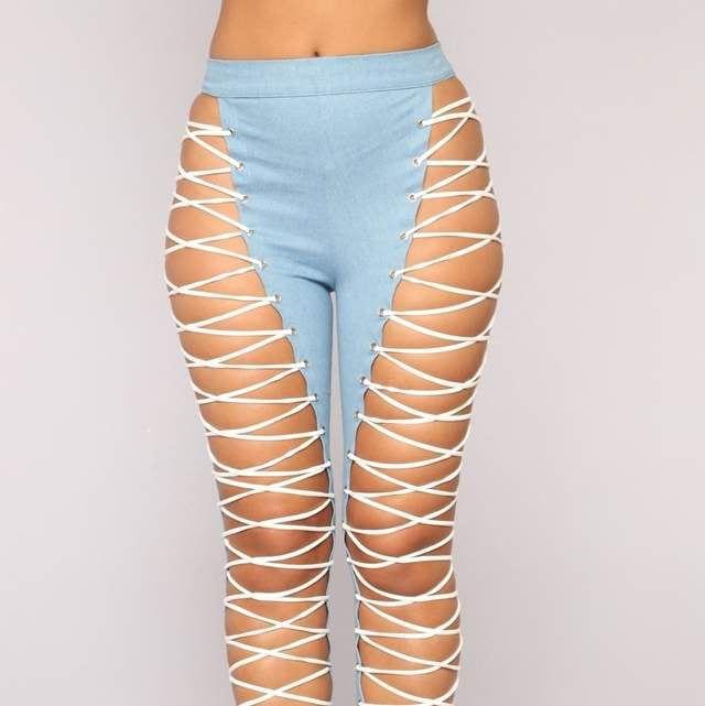 Новый странный тренд 2018 — джинсы на шнуровке. Они откроют все ваши тайны!