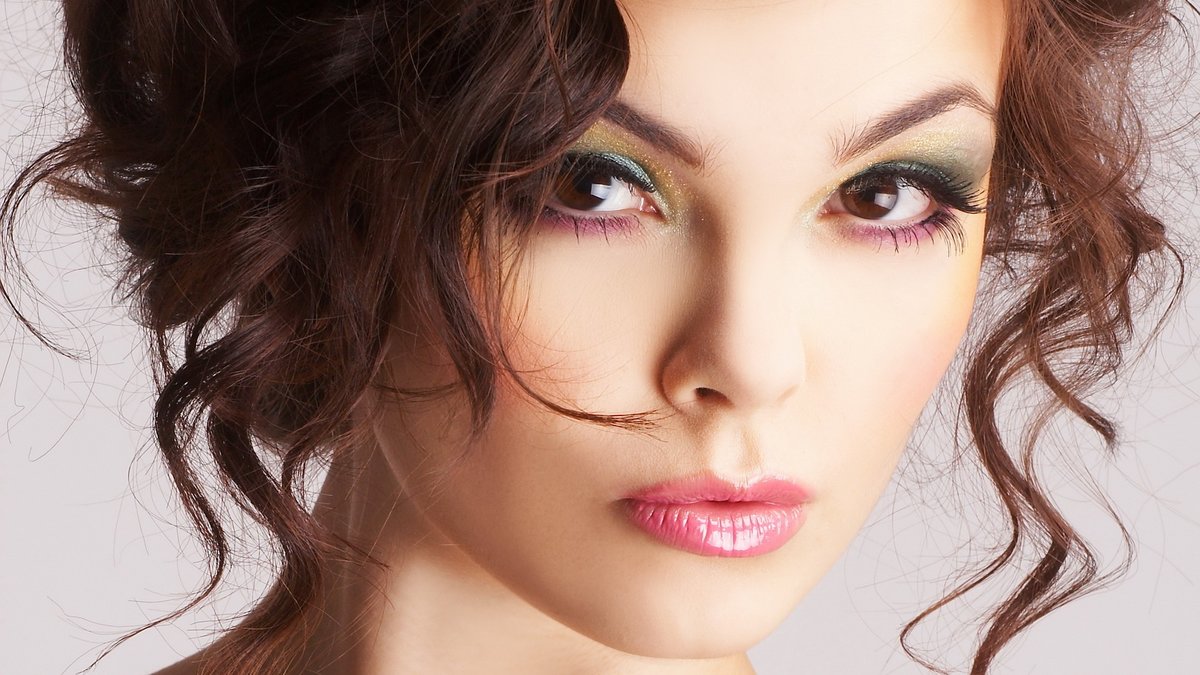 Как сделать яркий макияж и не стать похожей на провинциалку: 6 полезных советов