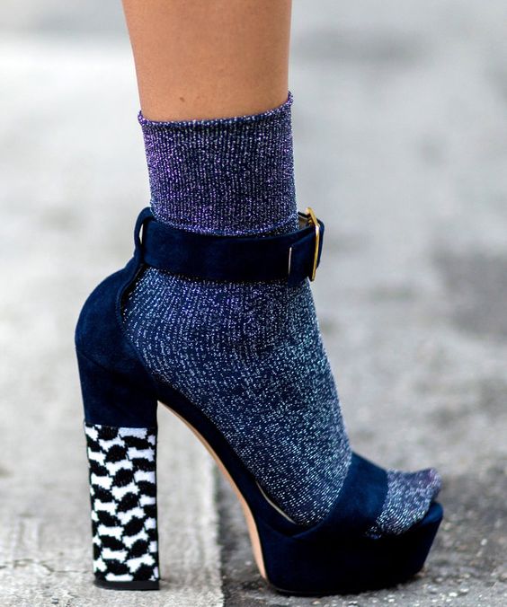 Яркие носки под босоножками: модный тренд или страшная безвкусица?