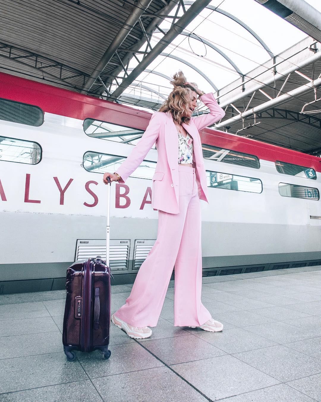 Эти 8 образов докажут вам, розовый костюм — это стильно, элегантно, современно