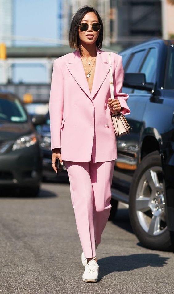 Эти 8 образов докажут вам, розовый костюм — это стильно, элегантно, современно